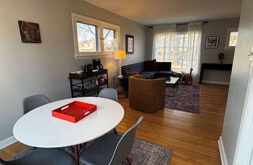 Milwaukee House | Cozy family & pet friendly Shorewood townhome near Bike Trail, Beach & downtown