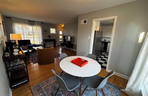 Milwaukee House | Cozy family & pet friendly Shorewood townhome near Bike Trail, Beach & downtown