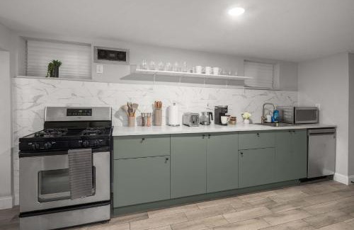 The Heights Apartment | Cozy Family Retreat 1BR Close to NYC