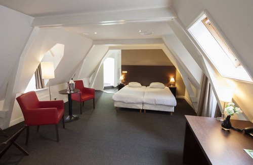 Deventer House | Cozy Family Rooms in Deventer with Breakfast, Garden & Bar Access