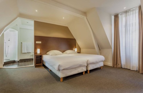 Deventer House | Cozy Family Rooms in Deventer with Breakfast, Garden & Bar Access