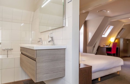 Deventer House | Cozy Family Rooms in Deventer with Breakfast, Garden & Bar Access