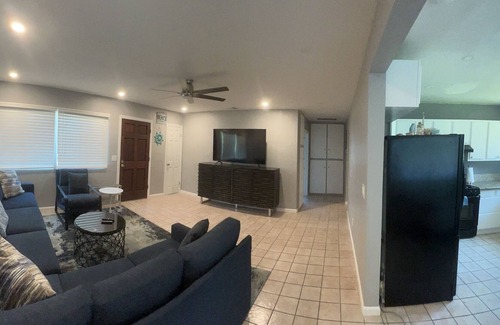 Imperial Beach House | Cozy Family-sized House- 5 minutes to Coronado & Imperial Beach!