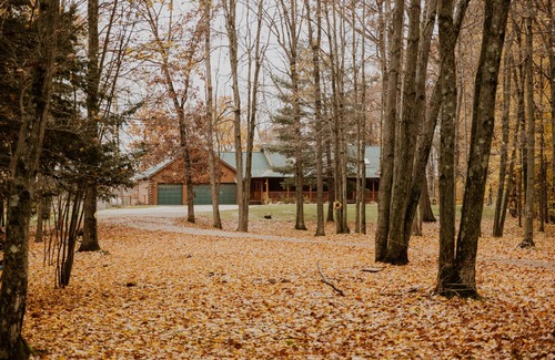 Newaygo Cabin | Cozy Family-sized Cabin w/hot tub - Nestled on the Muskegon River