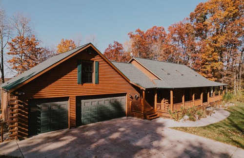 Newaygo Cabin | Cozy Family-sized Cabin w/hot tub - Nestled on the Muskegon River