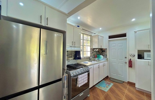 Lower Bay House | Cozy family-sized cottage with tropical views