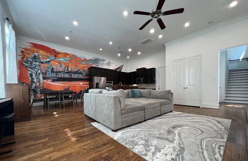 Central Southwest House | Cozy family-sized townhouse - 5 minutes to NRG stadium!