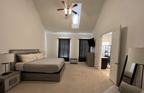 Central Southwest House | Cozy family-sized townhouse - 5 minutes to NRG stadium!