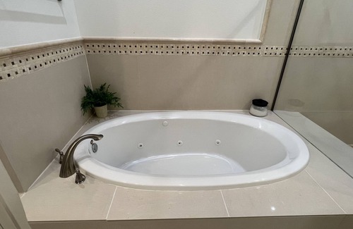 Central Southwest House | Cozy family-sized townhouse - 5 minutes to NRG stadium!