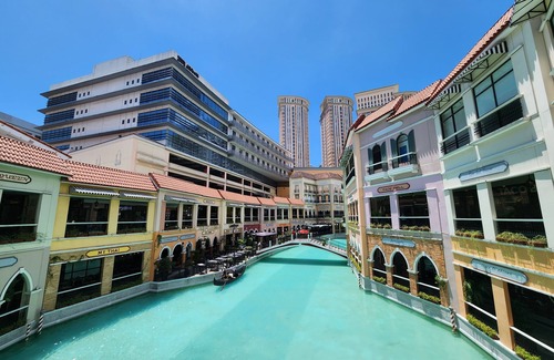 Pinagsama Condo | Cozy Family Unit Interconnected To The Grand Canal Mall with Parking On Premise