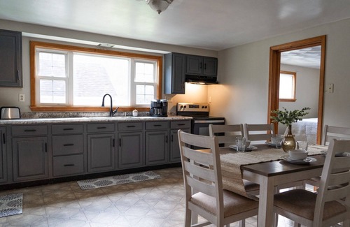 Waynesburg House | Cozy farm stay near wedding venue Peaceful location