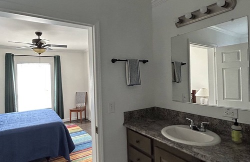 Germantown House | Cozy farm stay with mountain views!