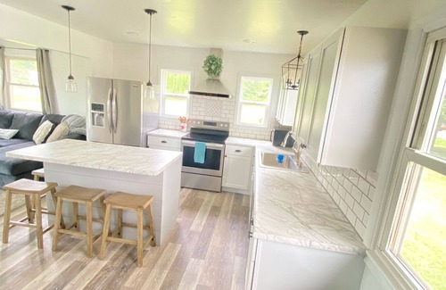 Baraboo House | Cozy Farmhouse located in the country between Devils Lake and Wisconsin Dells