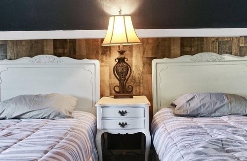Toledo House | Cozy Farmhouse Perfect For Traveling Medical Employees/Students