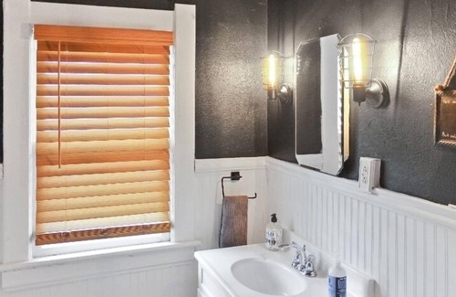 Toledo House | Cozy Farmhouse Perfect For Traveling Medical Employees/Students