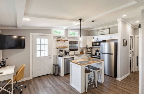 Madison Condo | Cozy Farmhouse Retreat W/Firepit