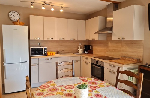 Cravant Cottage | Cozy Farmhouse Stay: 5 Guests, Scenic Views, Near Loire Valley Castles