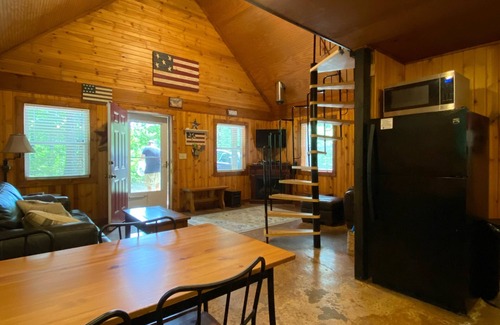 McArthur Cabin | Cozy Fireside Cabin, Great for Couples, Families and Outdoorsmen!