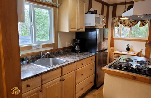 Nordegg Cabin | Cozy Fireside Cottage - Kutenai