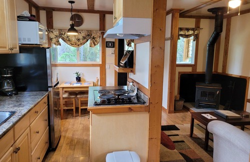 Nordegg Cabin | Cozy Fireside Cottage - Kutenai