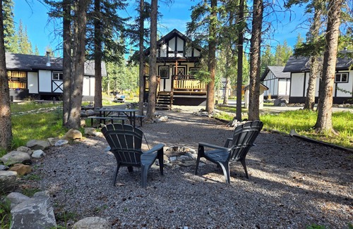 Nordegg Cabin | Cozy Fireside Cottage - Kutenai