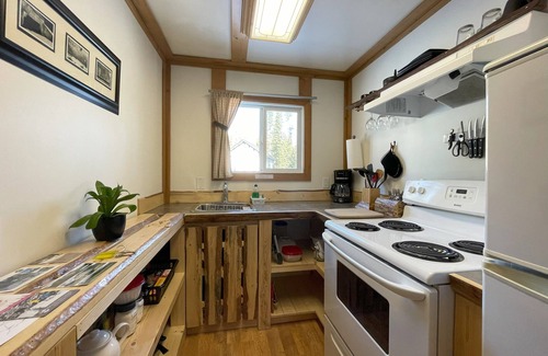 Nordegg House | Cozy Fireside Cottage - Spoolmak