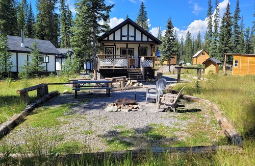 Nordegg House | Cozy Fireside Cottage - White Goat
