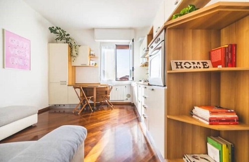 Gorla Apartment | Cozy flat for 2, close to the underground
