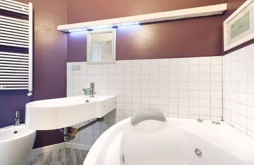 Zona LIII Tomba di Nerone Apartment | Cozy Flat Smart TV Wifi Aircon and Design aathroom with Jacuzzi!