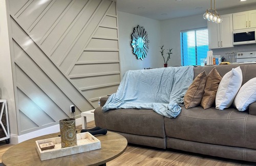 Longwood Condo | Cozy Floridian tropical condo.