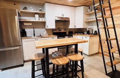 La Pine Cabin | Cozy Forest Cabin w/Sauna & Hot Tub!