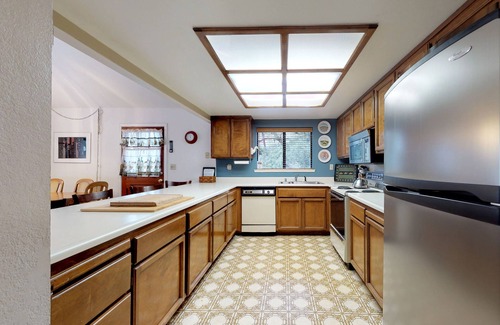 Groveland House | Cozy forest chalet with free WiFi, wood fireplace, pool, golf & beach access