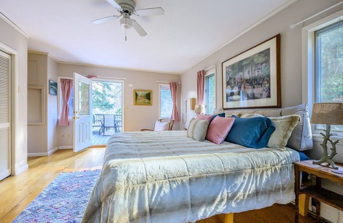 Austerlitz Ski Chalet | Cozy Four Season Lodge