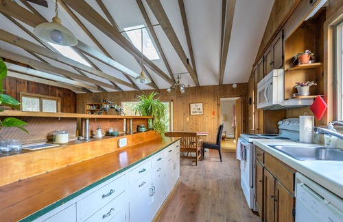 Austerlitz Ski Chalet | Cozy Four Season Lodge