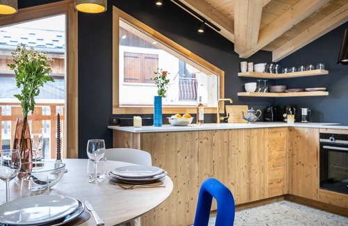 Praranger House | Cozy Renovated House for 6, 2km from Slopes, with Ski Room and Balcony