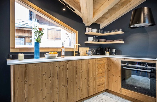 Praranger House | Cozy Renovated House for 6, 2km from Slopes, with Ski Room and Balcony