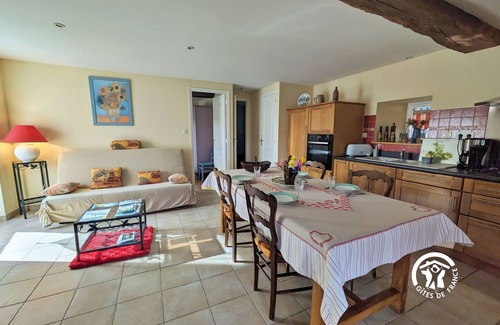 Chammes Cottage | Cozy Countryside Retreat for 2 with Private Lake, Peaceful Garden, and Modern Amenities