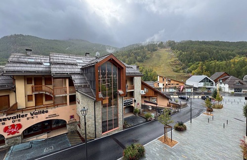 Saint-Chaffrey Apartment | Cozy studio for 4, ski-in/ski-out, WIFI, Chantemerle