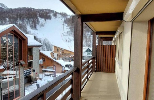 Saint-Chaffrey Apartment | Cozy studio for 4, ski-in/ski-out, WIFI, Chantemerle