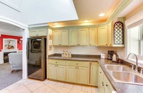 Frankfort Apartment | Cozy Frankfort Apartment Near Beaches & Downtown!