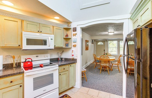 Frankfort Apartment | Cozy Frankfort Apartment Near Beaches & Downtown!