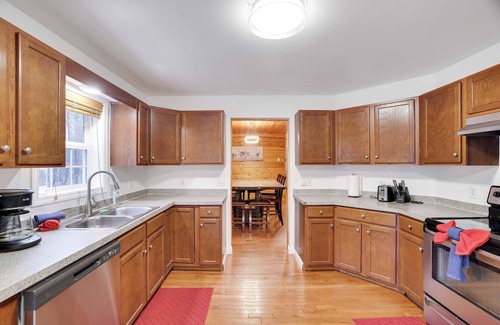 Hickory Hills Cabin | Cozy Freeland Retreat- Firepit, Pool Table, Hot Tub