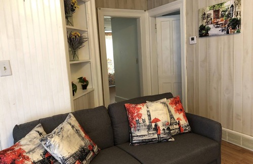 Seward Place Apartment | Cozy French Pied a terre - King bed, washer/dryer