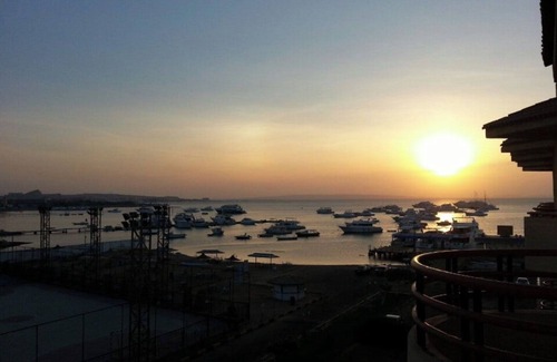Al Mamsha El Seyahi Boat Rental | Cozy friedly Yacht, for families and small group of friends
