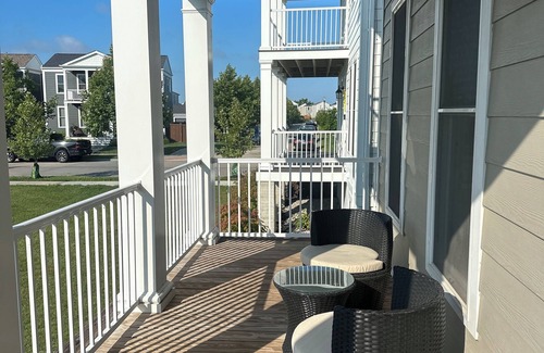 St. Charles House | Cozy Front Lake Home in Newtown St. Charles