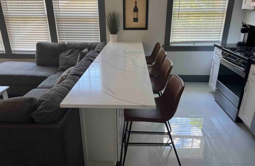 Sailboat Bend Apartment | Cozy - full kitchen & 10ft island - 1.2G Wifi