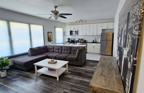 Sailboat Bend Apartment | Cozy - full kitchen & 10ft island - 1.2G Wifi