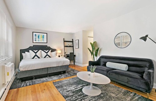 Lake View East Apartment | Cozy & Fully Equipped Studio in Lakeview