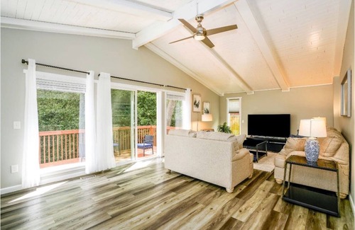 Rainier Valley House | cozy fully remodeled house near Seward Park with AC and free wifi