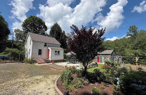 Weston House | Cozy, fully renovated 2BR home with a barn in peaceful Weston, CT for relaxation